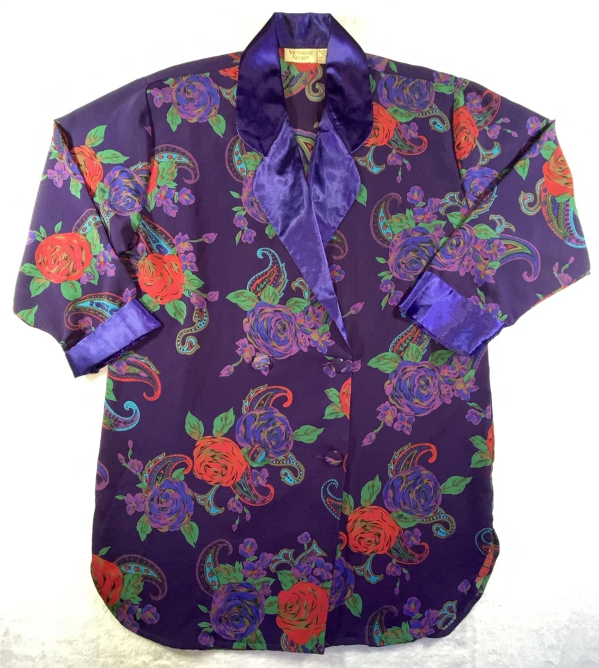 Винтажный блейзер Victorias Secret Lounge с золотой этикеткой и цветочным принтом атласный на 4 пуговицах фиолетовый - Изображение 1 из 4