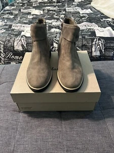 Botas de gamuza oliva Clarks Comfort Collection Sharon Salon con caja talla 9 M - Imagen 1 de 7