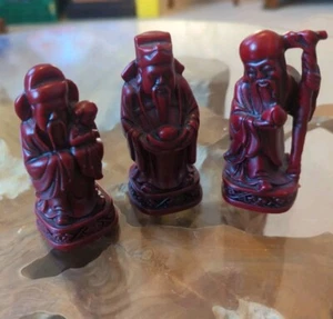 VINTAGE ROTE KUNSTHARZ CHINESISCHE GOTT FIGUREN FU LU SHOU / WEISE MÄNNER X3 ~ SEHR GUTER ZUSTAND - Bild 1 von 8