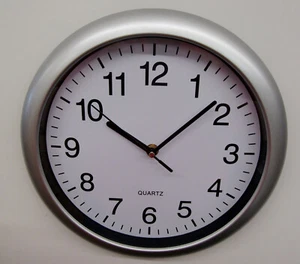 NUEVO RELOJ DE PARED GRIS PLATEADO DE 11 " CON BARRIDO SILENCIOSO- NÚMERO DE ARTÍCULO SC 175-10 - Imagen 1 de 3