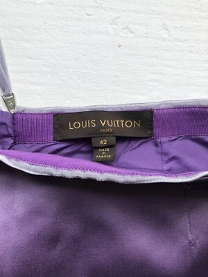 Saia Louis Vuitton de seda roxa linha A tamanho 42/EUA tamanho 8. Zíper traseiro logotipo LV - Imagem 1 de 4