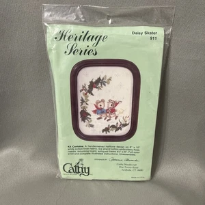 Cathy Needlecraft Heritage Series Kit 911 Daisy Skater 2 Mäuse Stickerei - Bild 1 von 4