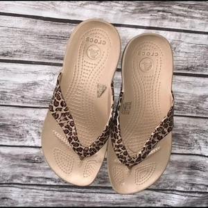 New CROCS Leopard flip flop Animal Print Sandals size 6 - Picture 1 of 4