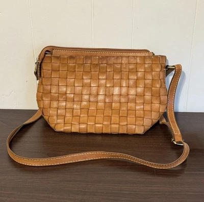 Cartera bandolera de cuero tejido de canasta Foto 1 de 4