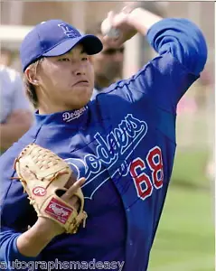 HONG-CHIH KUO LOS ANGELES DODGERS SIGNED 8X10 PHOTO - Picture 1 of 1