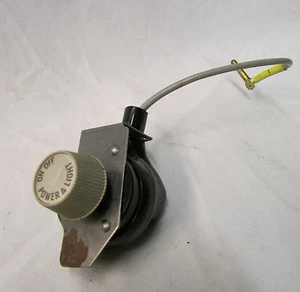 Máquina de coser Singer Zig-Zag modelo 457 interruptor de luz y soporte de montaje - Imagen 1 de 3