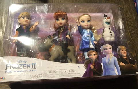 Disney Frozen 2 Petite Adventure Gift Set Dolls Figures Elsa Anna Olaf Kristoff Cover