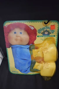 Vintage Cabbage Patch Kids Doll White Sneakers & Socks Yellowing Package SEALED - Bild 1 von 3