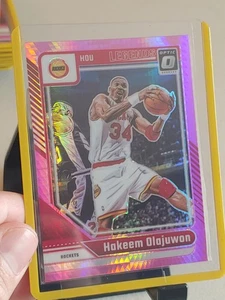 Hakeem Olajuwon [Hyper Pink] #249 (2024 Panini Donruss Optic) - Imagen 1 de 1