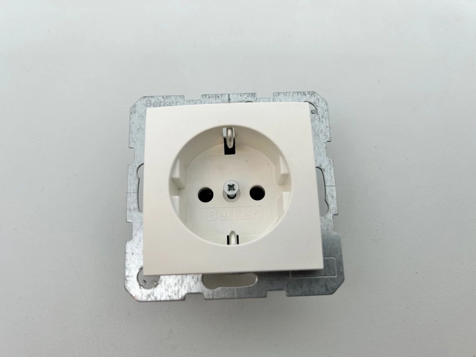 Berker S 1 B. 3 7  4743190 UP Schuko Steckdose mit Abdeckung Polarweiß Weiß matt - Bild 1 von 1