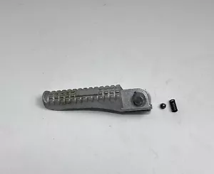 ♻️ Benelli BN 125 E5 2022 - 2024 Rear Right Pillion Footrest Foot Peg ♻️ - Picture 1 of 13