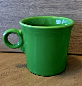 Tazza da caffè Fiesta Ware verde con manico O-ring Homer Laughlin USA - Foto 1 di 7
