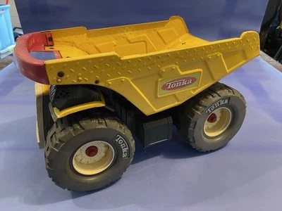 TONKA - 2006 VINTAGE HASBRO TONKA MIGHTY BIG YELLOW DUMP TRUCK 19” RED HANDLE.. - Image 1 of 4