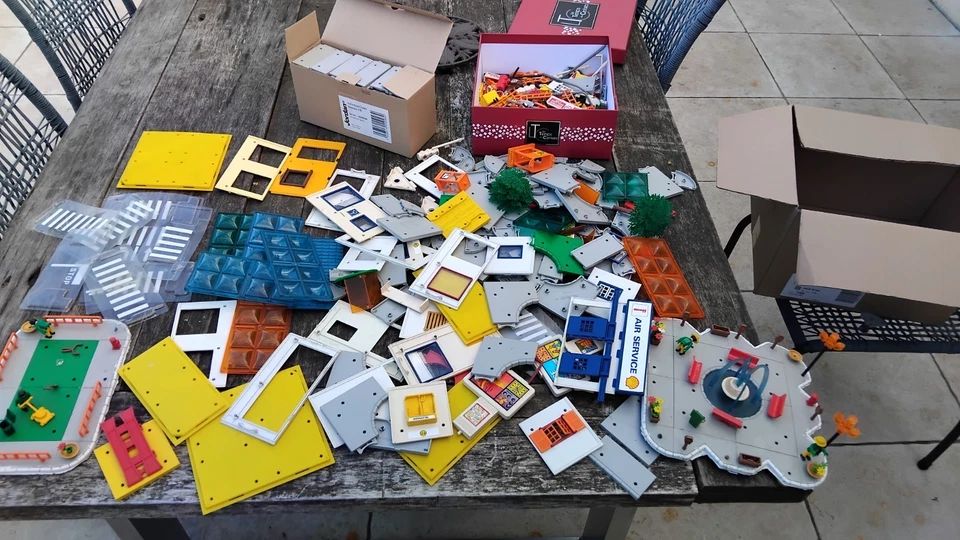 Lot MAJOKIT de Majorette personnage route  maison etc..... - Immagine 1 di 4