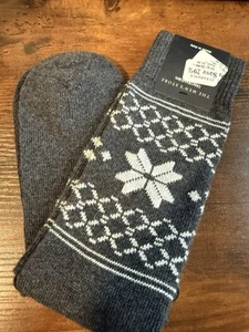 NEU MIT ETIKETT BLOOMINGDALES KASCHMIR ANZUGSOCKEN FÜR HERREN $ 28 EINZELHANDEL GRAU/WEISS SCHNEEFLOCKE - Bild 1 von 2