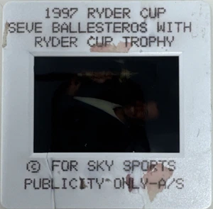 Ryder Cup 1997 Seve Ballesteros sosteniendo trofeo Ryder Cup foto diapositiva - Imagen 1 de 2