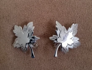 Vintage Monet Silvertone Leaf Clip-on Earrings Signed - Picture 1 of 3