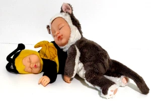 2 X ANNE GEDDES SOFT DOLLS Baby Bee Soft Filled Baby Kitten Bean Filled 21cm - Picture 1 of 13