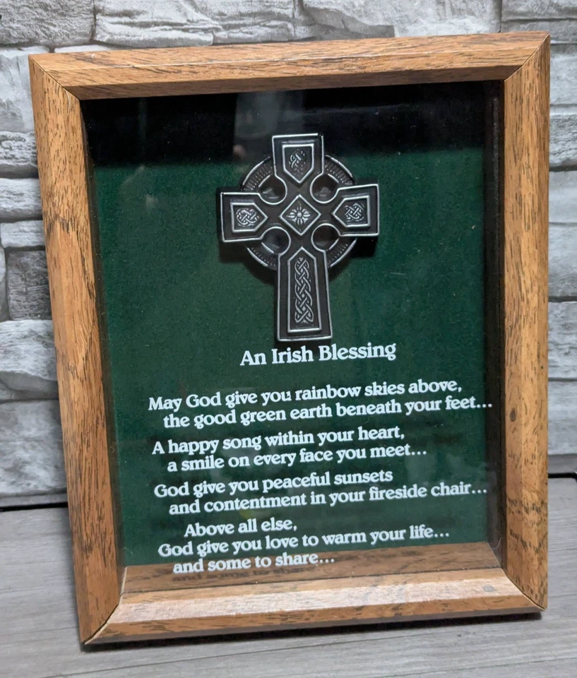 Placa de pared enmarcada de una bendición irlandesa 8x10 con estatuilla de caja de sombras de madera de cruz celta Foto 1 de 4