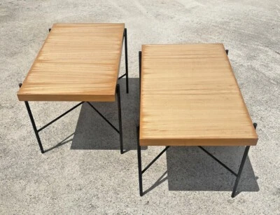 Par de mesas auxiliares o mesas de centro modernas de hierro y madera de mediados de siglo Foto 1 de 4