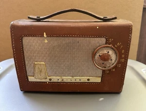 Radio AM 1956 Philco E-675-124 "The Sportster" a valvole, custodia in pelle - Foto 1 di 15