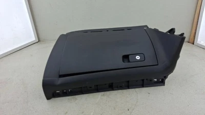 Guantera VOLKSWAGEN PASSAT 2012-2022 OEM TDI dañada Foto 1 de 4