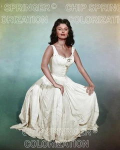 SOPHIA LOREN STUDIO PORTRAIT GREEN BACKGROUND COLOR PHOTO BY CHIP SPRINGER - Bild 1 von 1