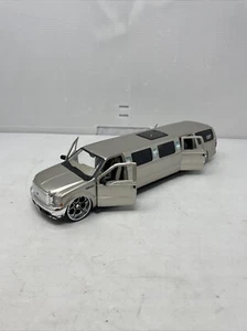 Vintage 1/24 Diecast Ford Excursion Rim Sinn Silver Minicar Maisto Lighted Limo - Picture 1 of 13