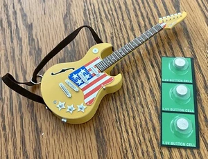 Hallmark Andenken Ornament The Guess Who AMERIKANISCHE FRAU GITARRE spielt Lied - Bild 1 von 4
