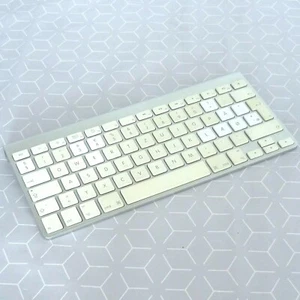 Apple Wireless Keyboard A1255 Tastatur QWERTZ aber dänisch(?) ~mit Rechnung - Bild 1 von 3