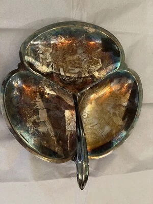 Bandeja para servir Lunt Silverplate de 3 secciones con mango y 3 pies Foto 1 de 2