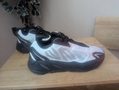 Talla 10.5 - Adidas Yeezy Boost 700 MNVN Geode Foto 1 de 4