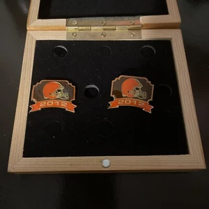 2012 Cleveland Browns Season Ticket Holder 2 Pins In Wooden Box - Picture 1 of 3
