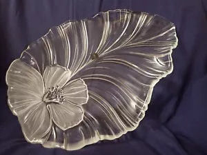 Bandeja de vidrio esmerilado en forma de hoja grande Mikasa 17,5""x12"" bandeja para servir flor - Imagen 1 de 5