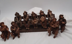 Vintage 9 Pc. Clay Hillbilly Band on a Bench with Instruments & Bug Eyes - Bild 1 von 7