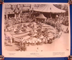 ¡DISNEYLAND'S ALICE IN WONDERLAND MAD TEA PARTY FOTOGRAFÍA PUBLICITARIA 1956! - Imagen 1 de 10