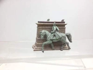 Hornby R9734 OO Gauge Skaledale Field Marshall Foch Town Centre Statue - Picture 1 of 2
