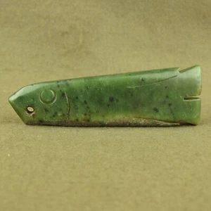 Antiguo colgante chino de peces tallados en jade neolítico verde espinaca cultura QiJia - Imagen 1 de 6