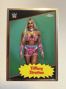 2025 Topps Chrome WWE Tiffany Stratton 1985 Topps Current #85TC-TS - Foto 1 di 2