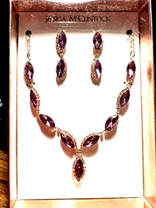 Brandneu Jessica McClintock Set Halskette und Ohrringe lila - Bild 1 von 1