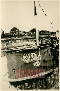 FOTO HISTÓRICA ALEMANA ORIGINAL SUBMARINO SUBMARINO U-47 CON EMBLEMA EN TORRE Y TRIPULACIÓN - Imagen 1 de 1