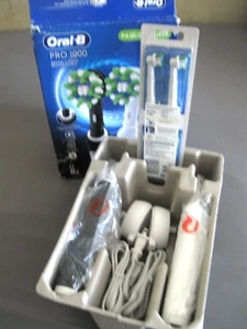 Oral B Pro 1000 Twin Pack Rechargeable Toothbrush Black & White with 4 HEADS - Picture 1 of 5