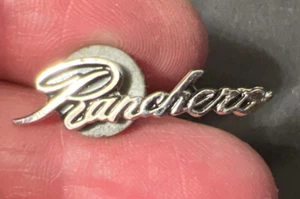 RANCHERO SCRIPT HAT PIN LAPEL PIN TIE TAC BADGE hot rod classic car - Bild 1 von 2