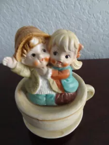 Spieluhr Tasse & Untertasse mit Junge und Mädchen drin spielt "TEA FOR TWO" Vintage 1999 - Bild 1 von 7