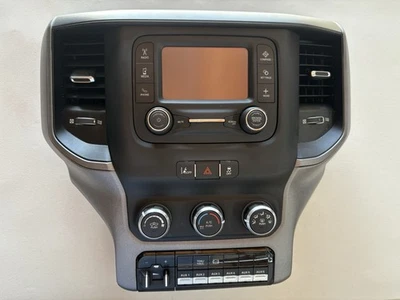 Панель управления радио центральной приборной панели 2021 Ram 5500 - Изображение 1 из 4