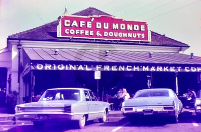 Dodge Polara & Olds Toronado @ Cafe du Monde, Nova Orleans: 1960's 35mm Slide - Imagem 1 de 4