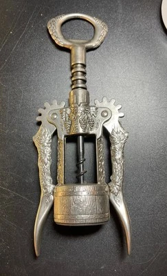 Abridor de botellas de vino vintage sacacorchos alado ornamentado barril vid metal Italia Foto 1 de 4