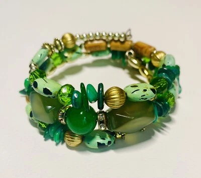 Pulsera de piedra verde de 3 envolturas con detalles dorados y dijes florales Foto 1 de 4