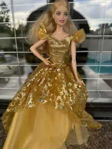 Muñeca Barbie Holiday 2020 morena vestido dorado vestido modelo musa pose corporal - Imagen 1 de 16