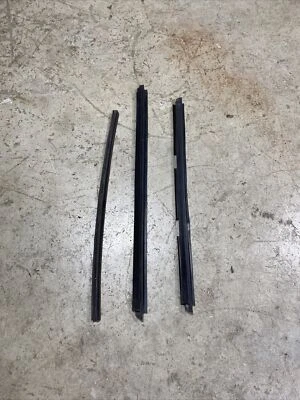 Jeep Cherokee XJ 97-01 RH 4Door Inner Door Window Rubber/Front Pillar Seal(W98X) - Image 1 of 4